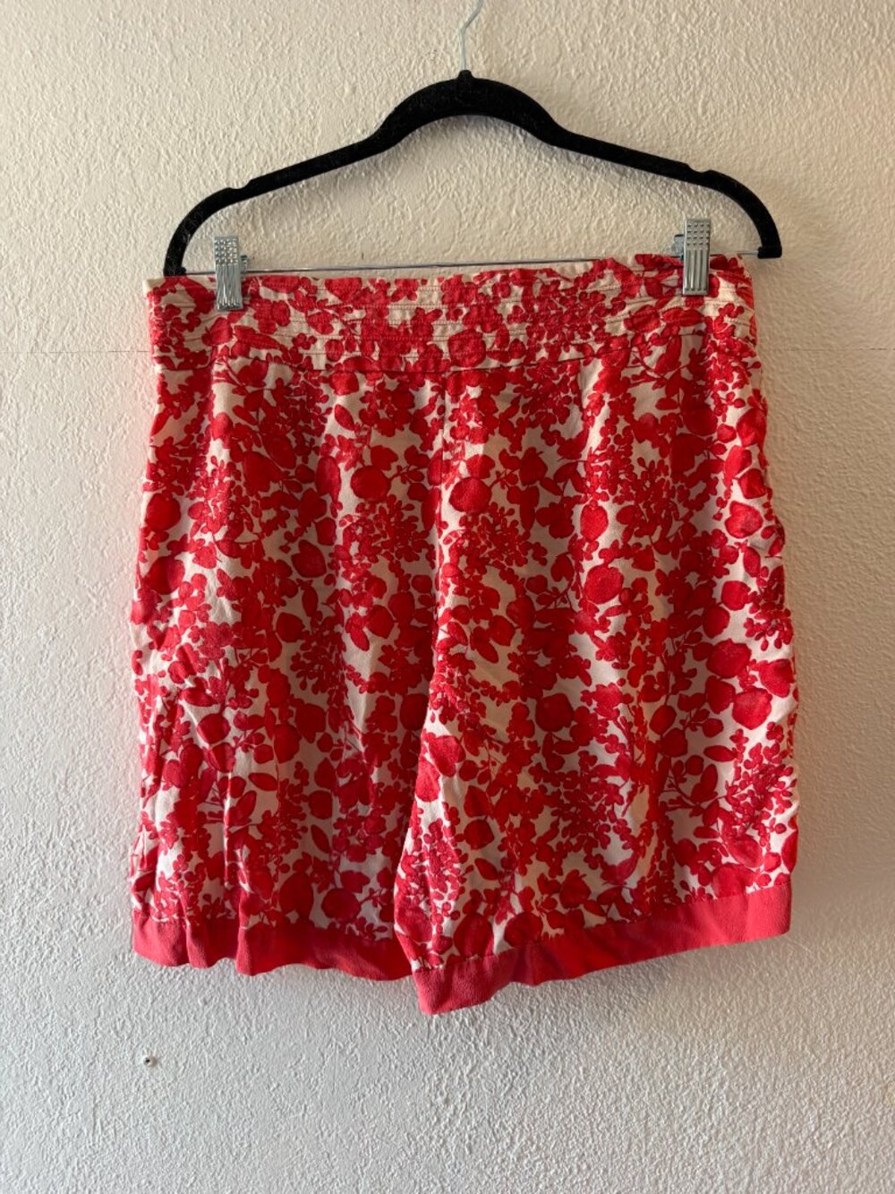Tory Burch 100% Silk Red White Floral Print Shorts Resortwear Small - Picture 2 of 9